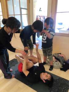 西浦莉紗先生　アクロヨガ